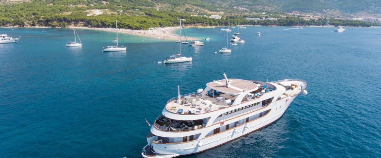 Apartments & Restaurant Galeb Marusici  エクステリア 写真