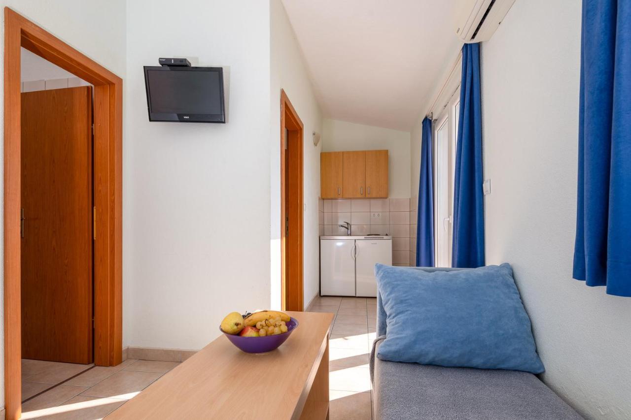 Apartments & Restaurant Galeb Marusici  エクステリア 写真